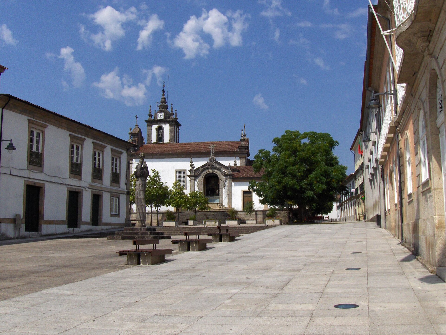 L'Igreja Matriz, au bout de la place historique d'Arcos de Valdevez