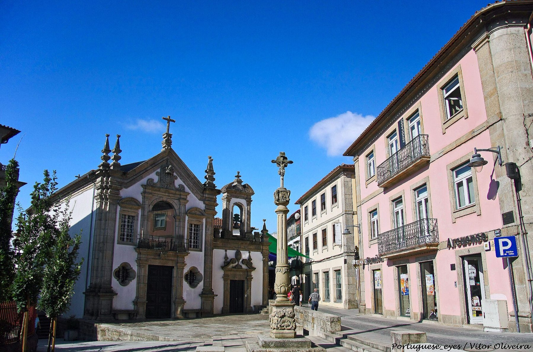 L'église da Misericórdia d'Arcos de Valdevez et sa croix de pierre