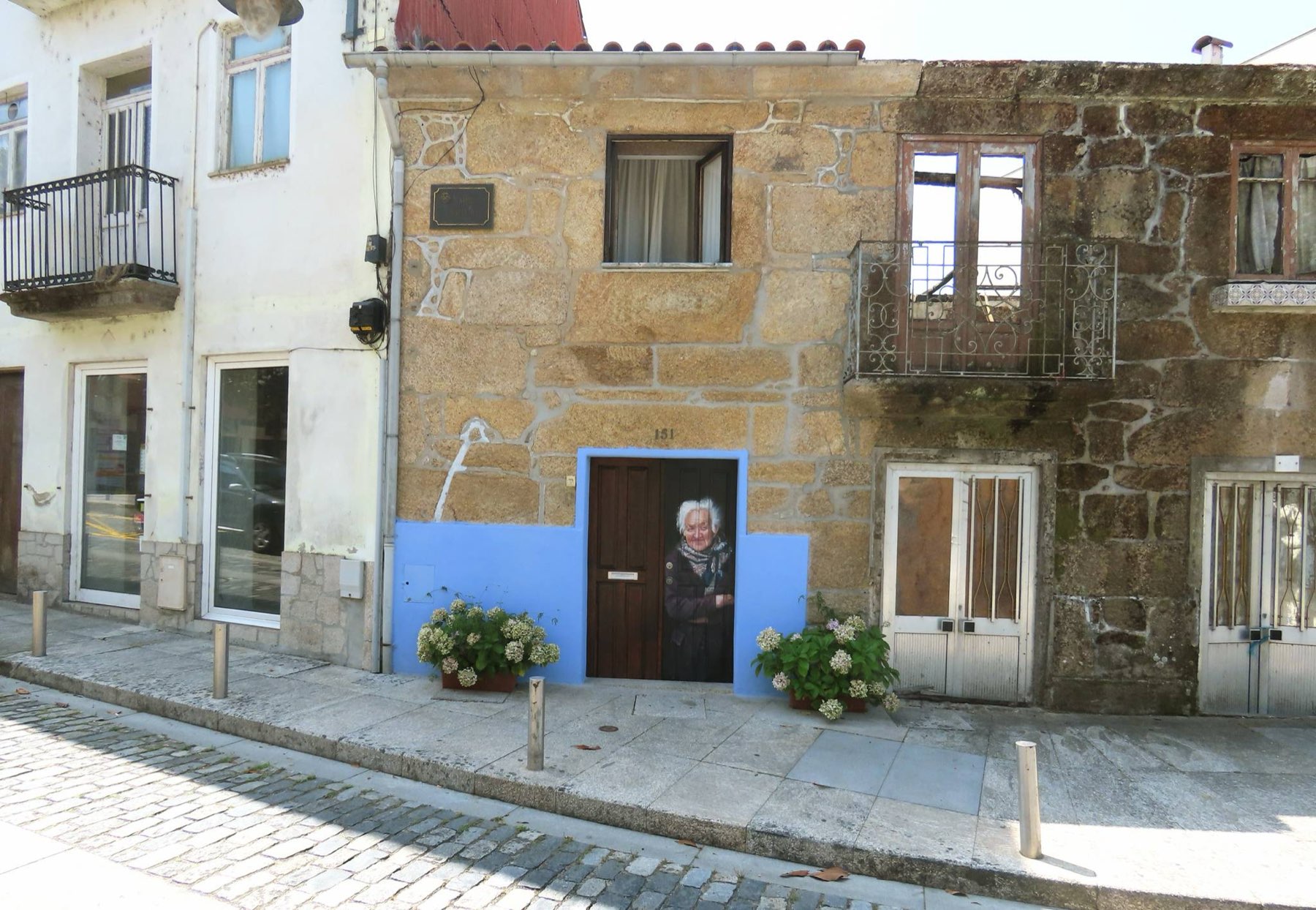 Fresque Lininha sur une ancienne maison de pierre du Largo da Valeta